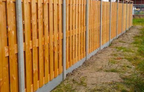 Schutting-van-douglas-hout-met-betonnen-palen-en-onderplaat-1000px Schutting