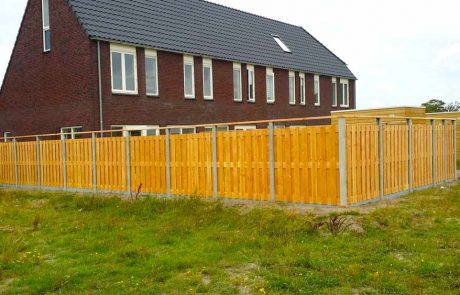 Schutting-van-douglas-hout-met-betonnen-palen-en-onderplaat-2-1000px Schutting